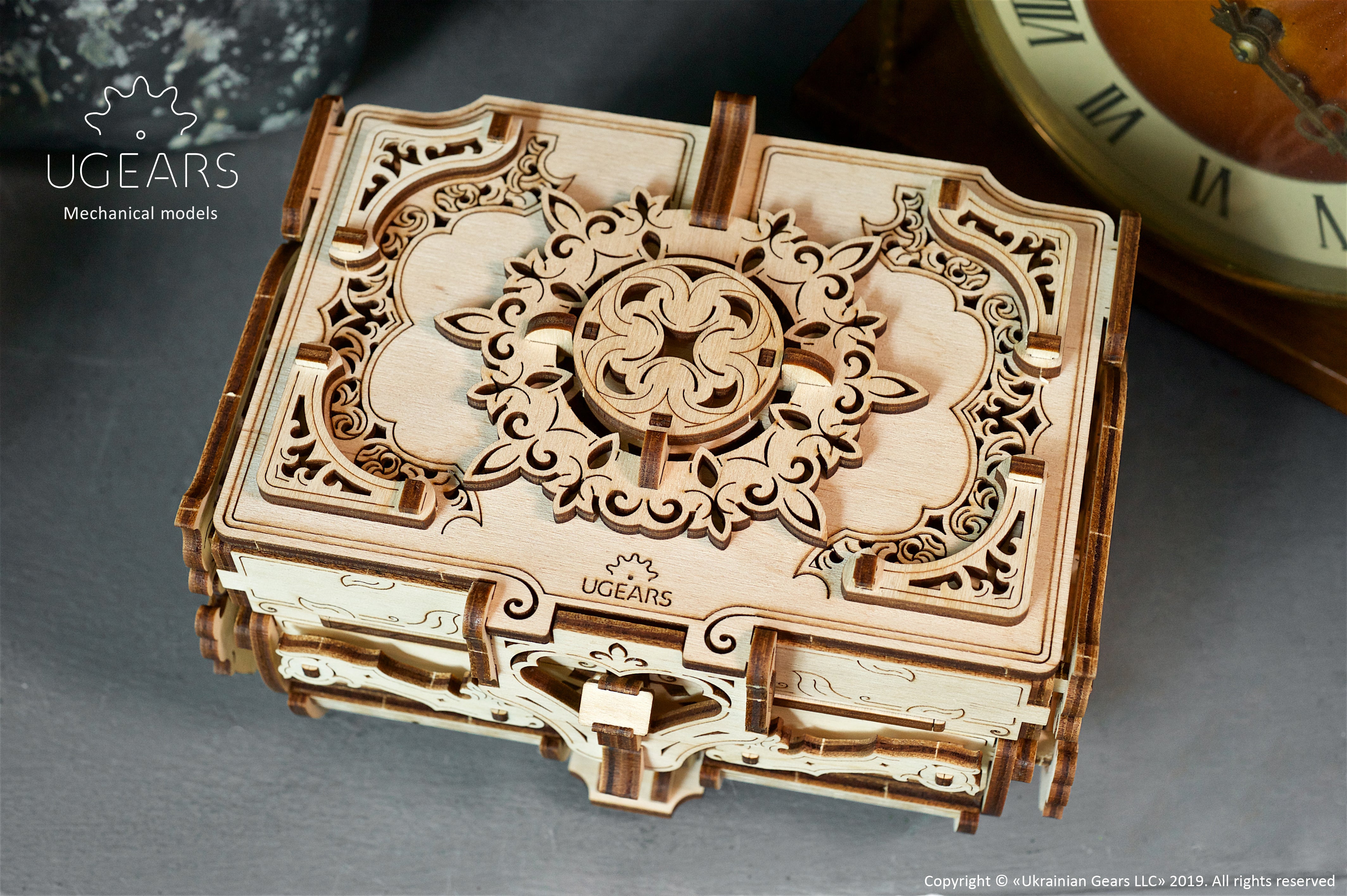 Schmuckkästchen / Antik-Schatulle