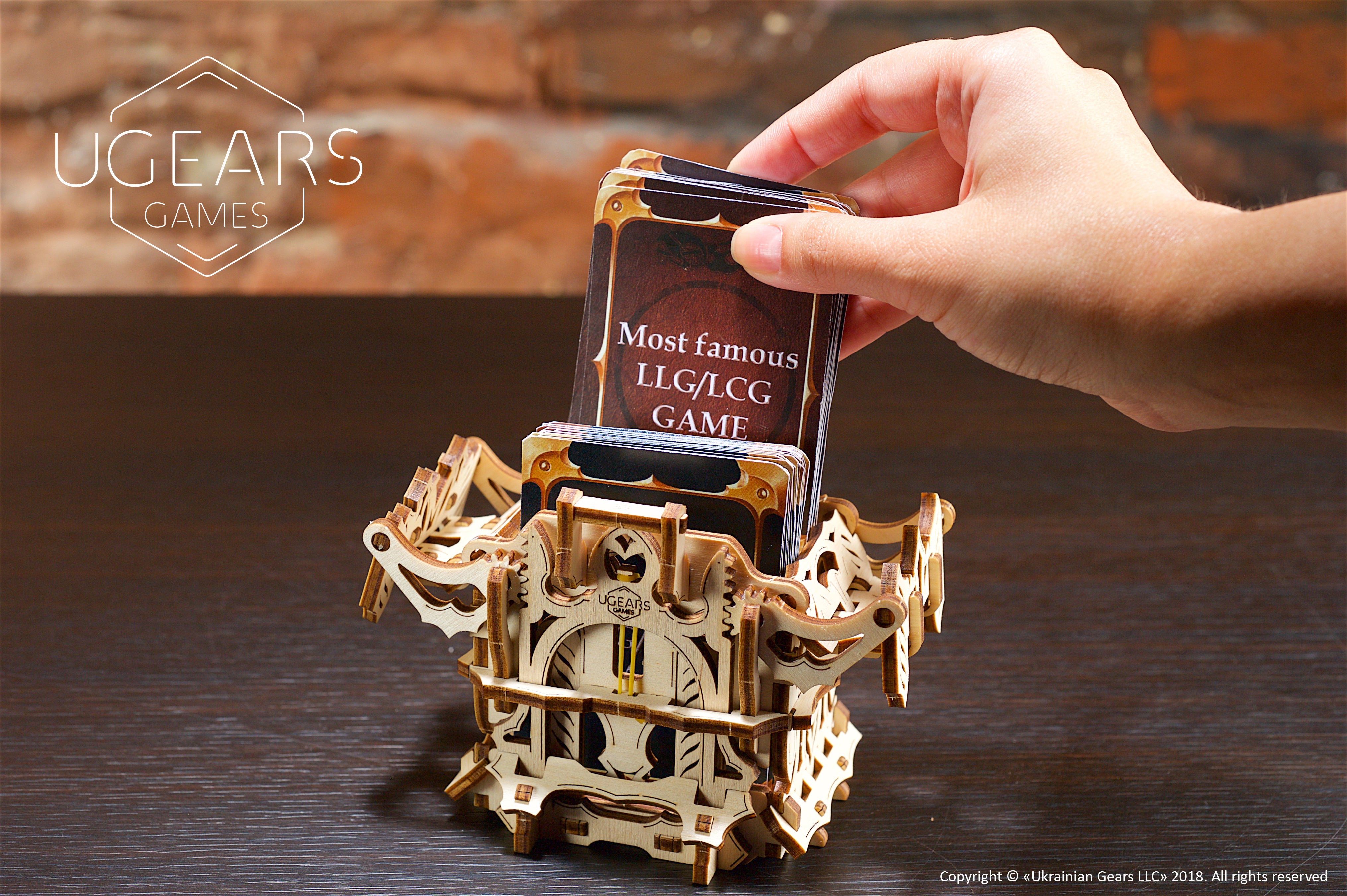 UGears Games: Kartenetui - Deck Holder